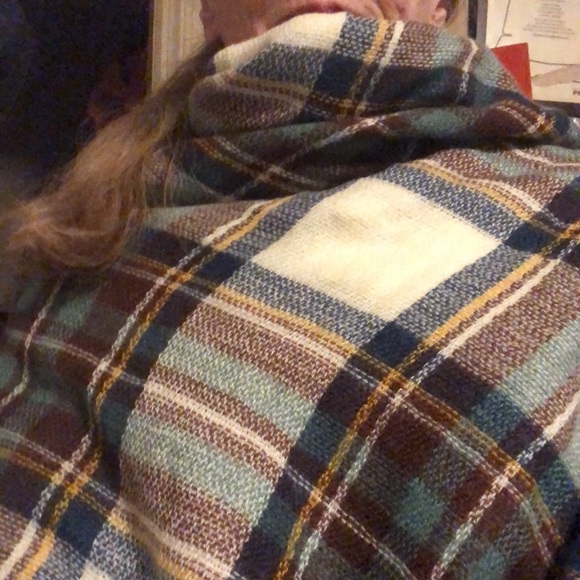 Light wool type material. To wrap yourself in comfort. - Picture 2 of 3